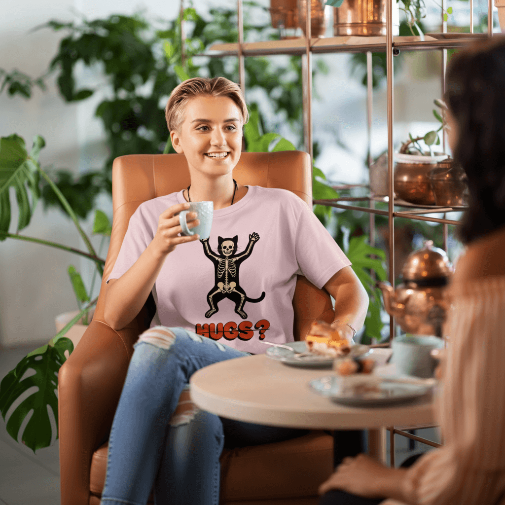 Людина у футболці HUGS? від EvilDOC сидить у кафе з чашкою кави
