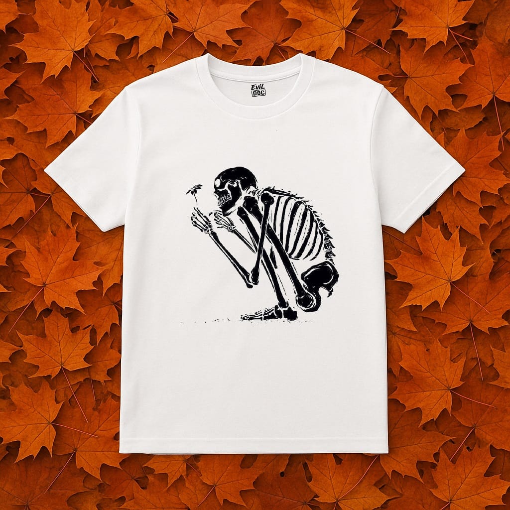 Біла футболка EvilDOC Irradiated Mykola, який розглядає квітку, на фоні осіннього листя